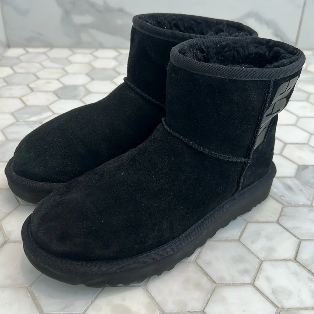 UGG Classic Mini UGG LOGO Black Suede Leather Boots Women’s Shoe Size 6
